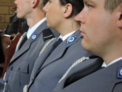 Policjanci Komendy Powiatowej Policji w Złotowie przysłuchują się kazaniu kapelana siedzą w umundurowaniu galowym