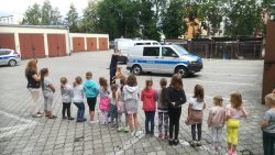 dzieci oglądają pokaz tresury psa policyjnego