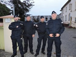 Policjanci KPP Złotów stoją przed urzędem miasta w Złotów