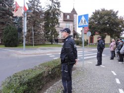 Policjanci zabezpieczają teren przy pomniku Księdza Domańskiego
