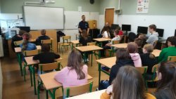 sierż. sztabowy Damian Pachuc rozmawia z uczniami klasy ósmej szkoły podstawowej w Kleszczynie o odoplaczach