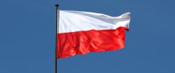 Flaga Państwowa Rzeczpospolitej Polskiej znajduje się na maszczcie