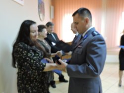 Zastępca Komendanta Powiatowego Policji w Złotowie nadkom. Marcin Kowalski składa gratulacje pracownikom cywilnym