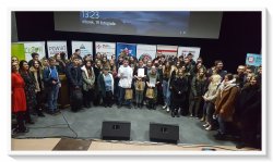 Wspólne zdjęcie uczestników przedsięwzięcia i organizatorów na scenie sali kinowej złotowskiego centrum aktywności społecznej