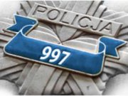 Zdjęcie przedstawia odznakę policyjną w miejscu identyfikacji indywidualnej policjanta numer telefonu 997