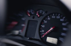 zdjęcie przedstawia prędkościomierz i licznik ilości przejechanych  kilometrów z samochodu osobowego