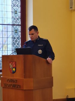 Zastępca Komendanta Powiatowego Policji w Złotowie nadkom Marcin Kowalski prezentuje wyniki osiągnięte przez policjantów służby kryminalnej stojąc przy mównicy