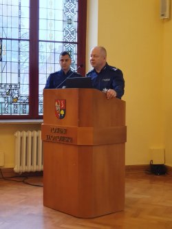 Komendant Powiatowy Policji w Złotowie młodszy inspektor Robert Chwedczyk prezentuje wyniki osiągnięte przez pion prewencji stojąc przy mównicy