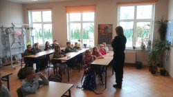 Policjantka rozmawia z uczniami Szkoły Podstawowej w Zalesiu