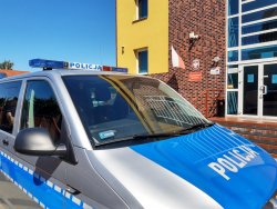 Policyjny radiowóz oznakowany stoi pod prokuraturą rejonową w Złotowie