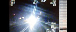 Zdjęcie przedstawia jadącego osobowym mercedesem, który mrugając światłami drogowymi ostrzegał przed policyjnym patrolem. Zdjęcie z wideorejestratora nieoznakowanego policyjnego radiowozu wykonane nocą