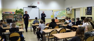 Policjanci prowadzą prelekcję w klasie